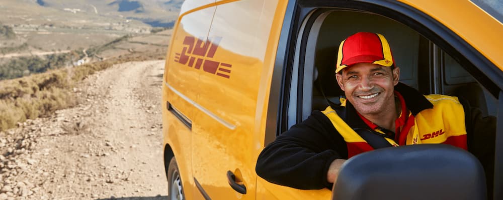 Banner de persona en un transporte de DHL